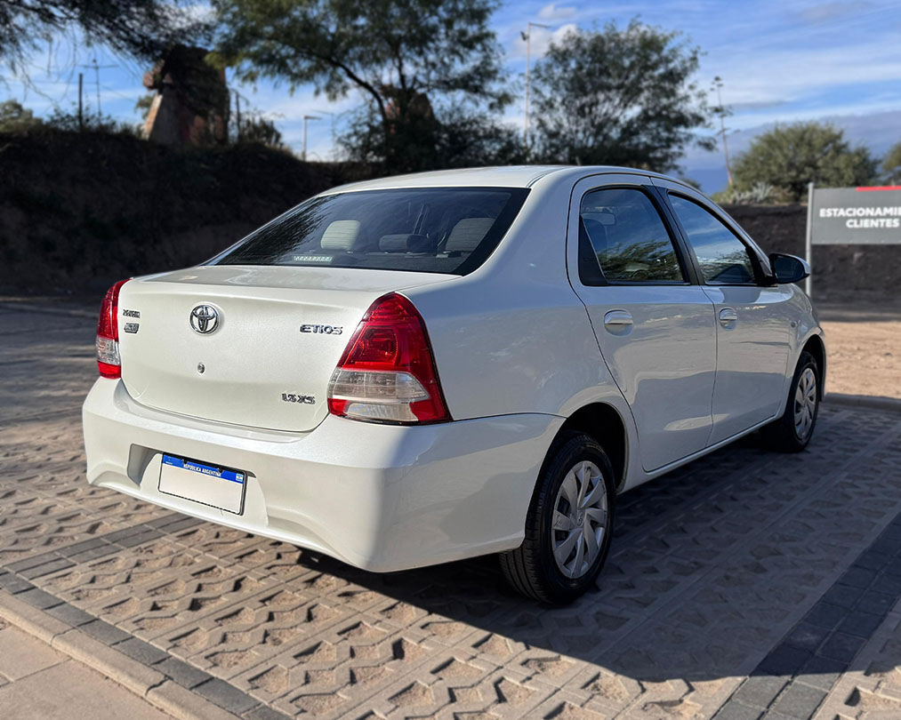 TOYOTA  ETIOS XS 1.5 6M/T