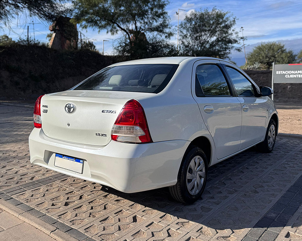 TOYOTA  ETIOS XS 1.5 6M/T